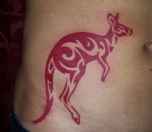 Tribal Känguru Tattoo Design am Hüftknochen der Männer