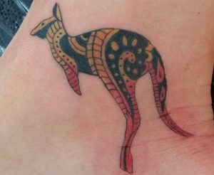 Tribal Känguru Tattoo Design am Knöchel