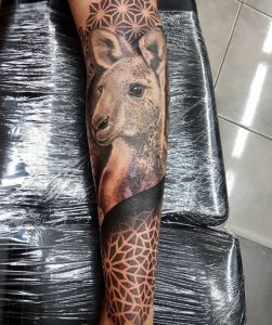 Realistisch Känguru mit Geometrisch Design auf der Bein