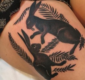 Zwei Hasen Tattoo Design am Oberschenkel