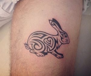 Tribal Kaninchen Tattoo auf der Bein
