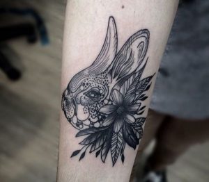 Kaninchenkopf mit Blumen Design am Unterarm schwarz