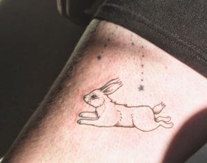 Kleiner Kaninchen Tattoo Design auf dem Arm