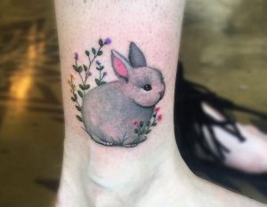 süße Baby Kaninchen Tattoo am Knöchel