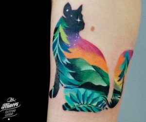 Bunte Abstract Katzen Design am Unterarm