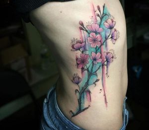 Wasserfarben Kirschblüten Tattoo am Rippenbogen
