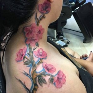 Kirschblüten Tattoo um den Hals