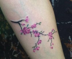 Kleiner Kirschblüten Tattoo am Unterarm