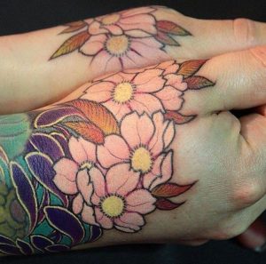 Kirschblüten Tattoo Design auf der Hand