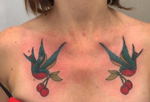 Tattoo Kirsche und Schwalben Design auf der Brust Frau