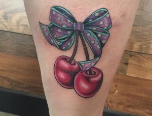 Kirsche Tattoo mit Schleife auf der Bein