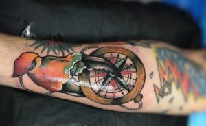 Krabbe mit Kompass auf dem Arm
