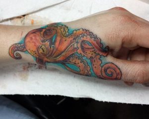 Kraken Tattoo auf Hand