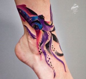 Kalmare Tattoo farbig am Knöchel