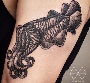 Kalmare Tattoo schwarz und weiß am Oberarm