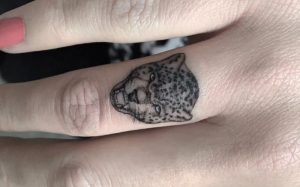 Leopardenkopf Design auf Finger