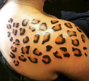 Leopardenmuster Tattoo am Schulterblatt