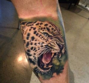 Leopardenkopf Design Realistisch am Unterschenkel