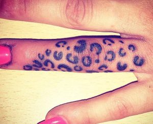 Leopardenmuster Tattoo auf Finger