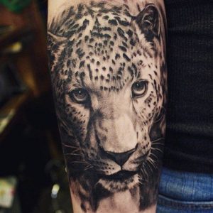 Leopardenkopf Design Realistisch am Unterarm