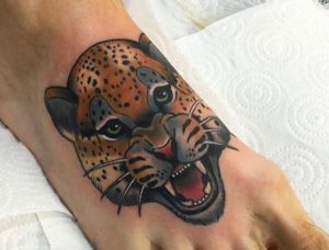 Leopardenkopf Design am fuß