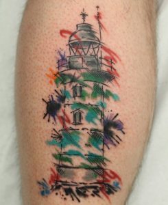 Aquarell Leuchtturm Tattoo am Unterschenkel