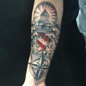 Leuchtturm mit Kompass und Wellen auf dem Arm