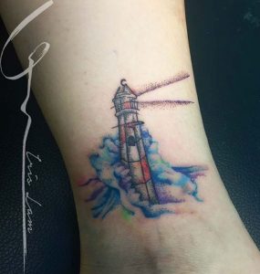 Kleine Leuchtturm Tattoo am Knöchel