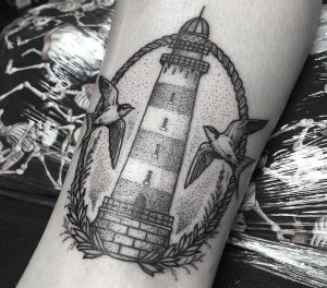 Leuchtturm mit Möwen schwarz und weiß am Unterschenkel