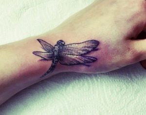Libelle Tattoo am Handgelenk außen