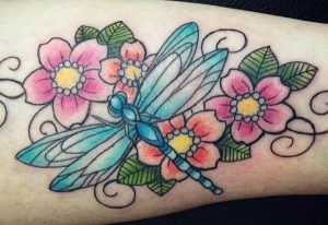 Libelle mit Blumen Design auf der Bein