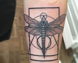 Geometrisch Libelle Tattoo Design am Unterarm