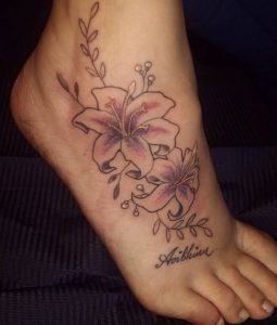 Lilie mit Namen Tattoo Design am Fuß