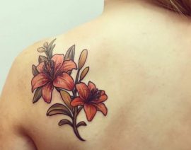 Lilie Tattoo Design am Rücken