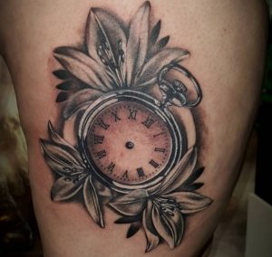 Lilien und Uhr Tattoo Design auf der Hüfte