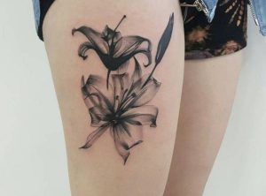 Lilien Tattoo Design am Oberschenkel Frau