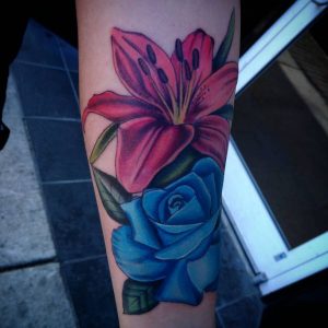 Rote Lilien und Blau Rosen Design auf dem Arm
