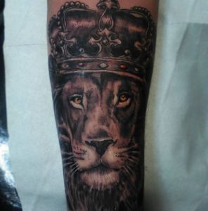 Löwenkopf mit Krone Design auf dem Arm