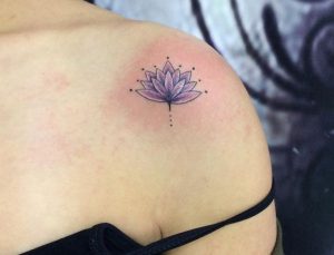 Kleiner Lila Lotus Tattoo am Schulter