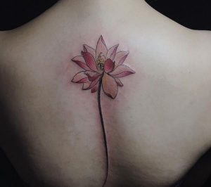 Rot Lotus Tattoo am Rücken
