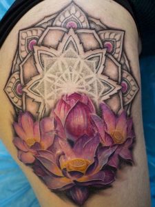 Lila Lotus Tattoo mit Mandala auf der Hüfte