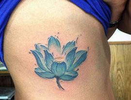 Blau Lotus Tattoo am Rippenbogen