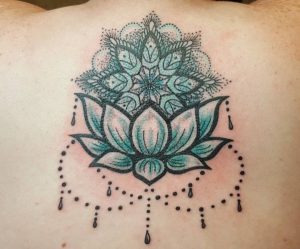 Lotus Tattoo mit Mandala im Nacken
