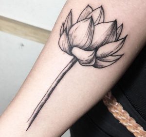 Weiß Lotus Tattoo auf dem Arm