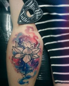 Wasserfarben Weiß Lotus Tattoo am Unterarm