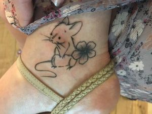 Maus Tattoo mit Blume am Knöchel