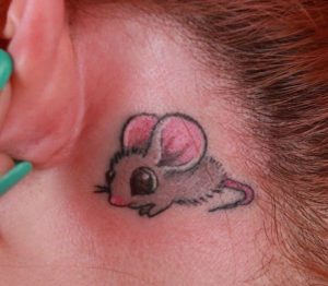 Kleiner Maus Design hinter dem Ohr