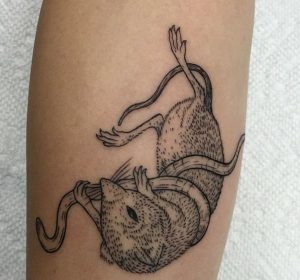 Maus mit Wurm Tattoo Design auf dem Arm