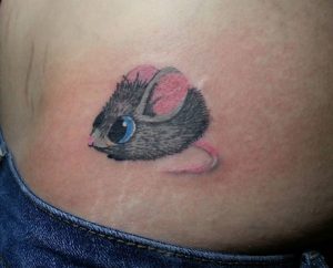 Kleines Maus Tattoo Design Hüftknochen