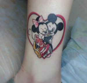 Micky Maus Tattoo Design am Unterschenkel